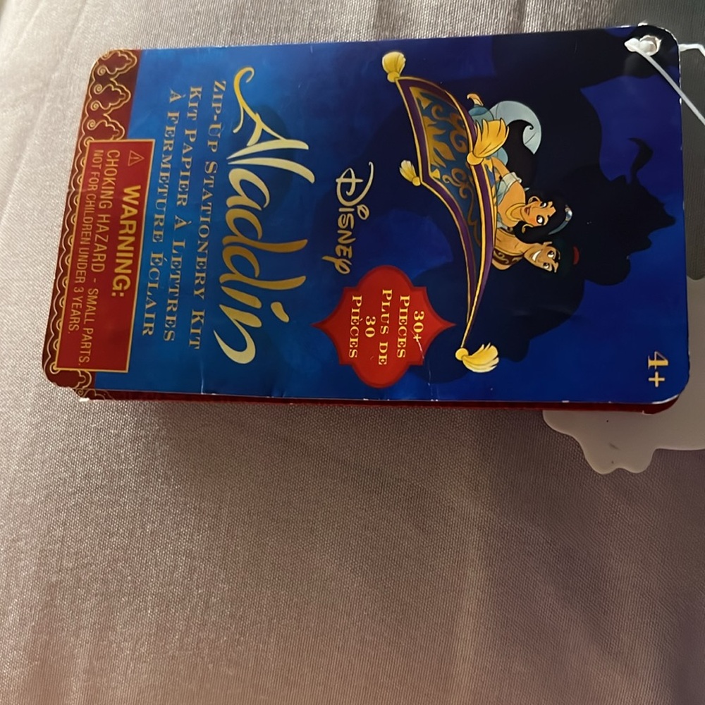 NWT DISNEY ALADDIN ZIP UP STATIONARY KIT 30 PIECES WITH CASE BACK TO SCH… - Picture 5 of 9